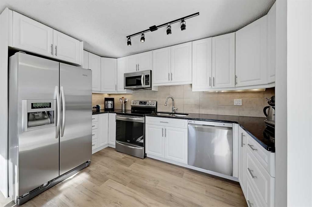 5, 64 Woodacres Crescent SW, Calgary — photo 5 of 39