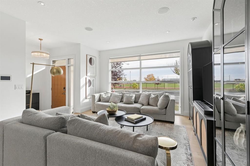 1904 50 Avenue SW, Calgary — photo 5 of 50