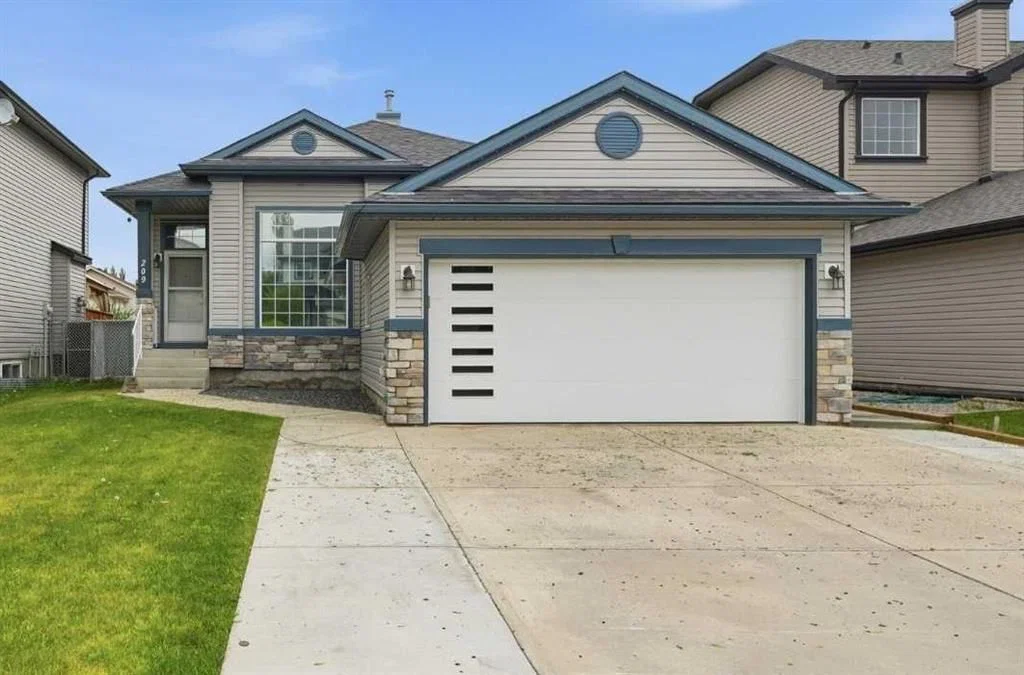 209 Oakmere Close, Chestermere — photo 2 of 37