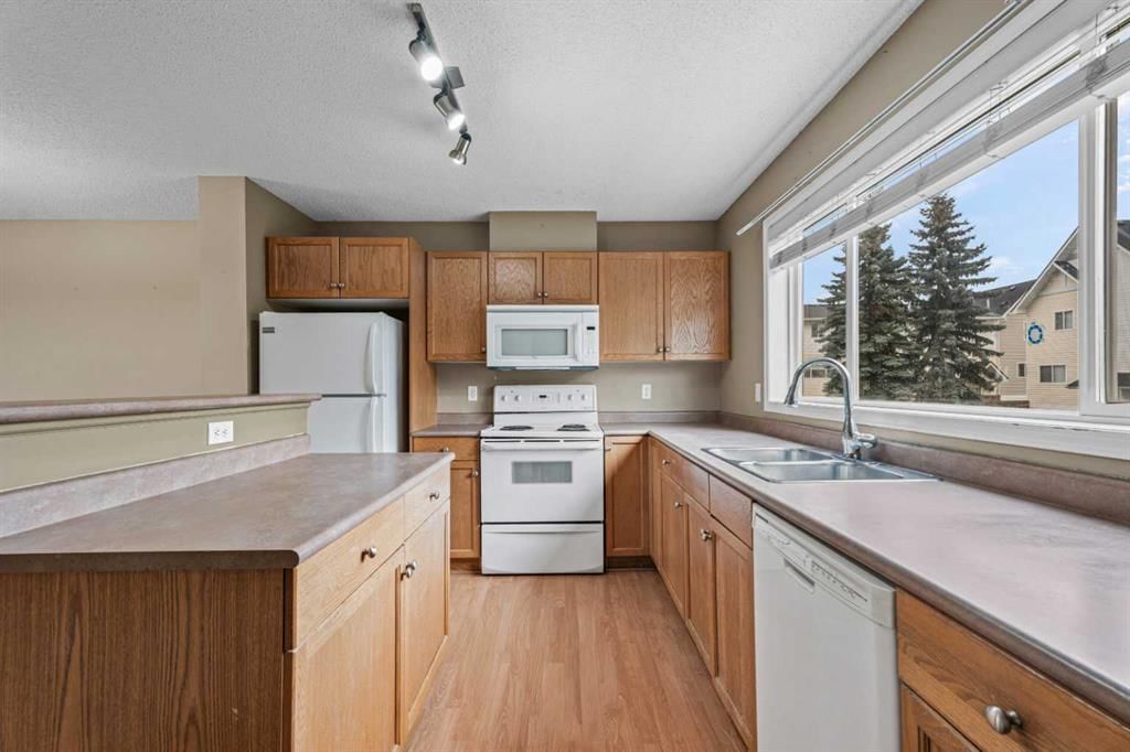 255 Prestwick Acres Lane SE, Calgary — photo 3 of 46
