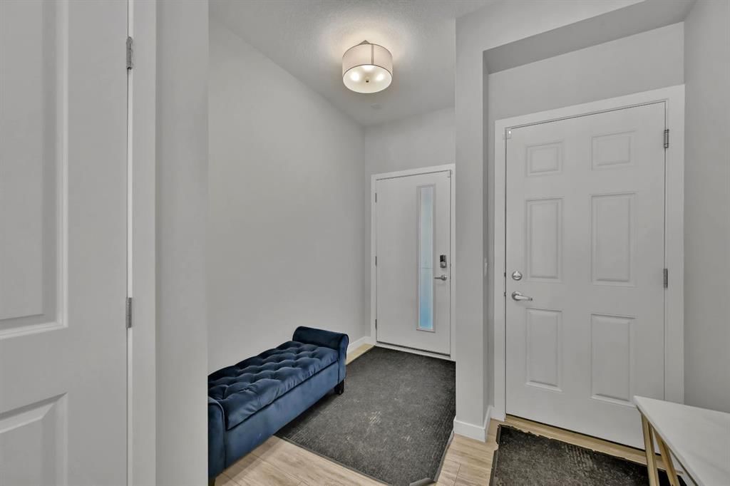 213 Walgrove Boulevard SE, Calgary — photo 5 of 50