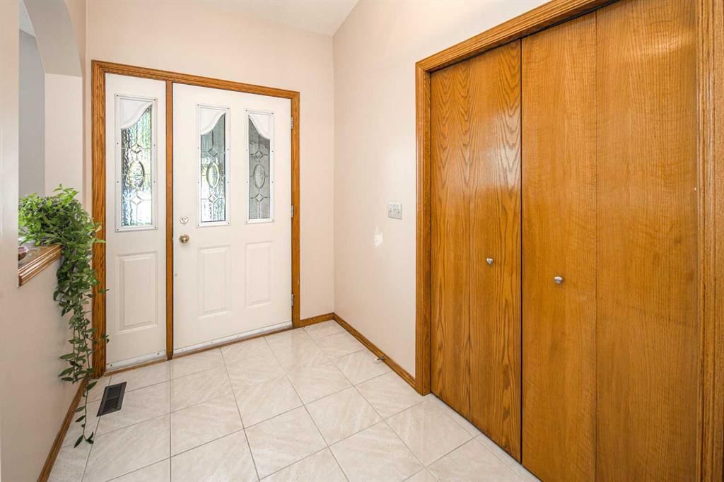 6915 Christie Estate Boulevard SW, Calgary — photo 4 of 39