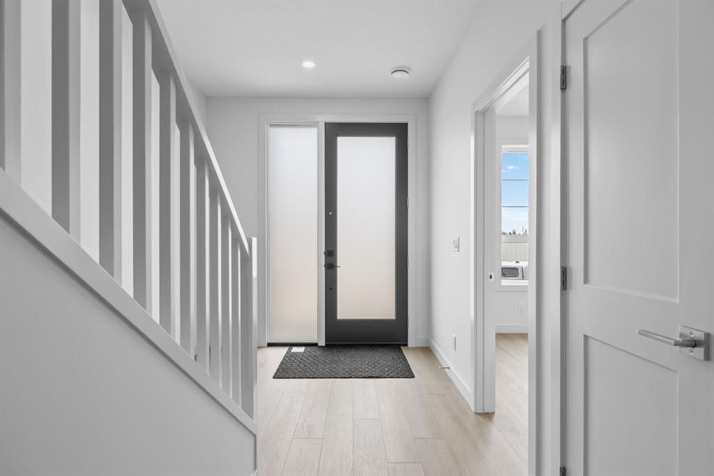 112 Greenwich Drive NW, Calgary — photo 5 of 50