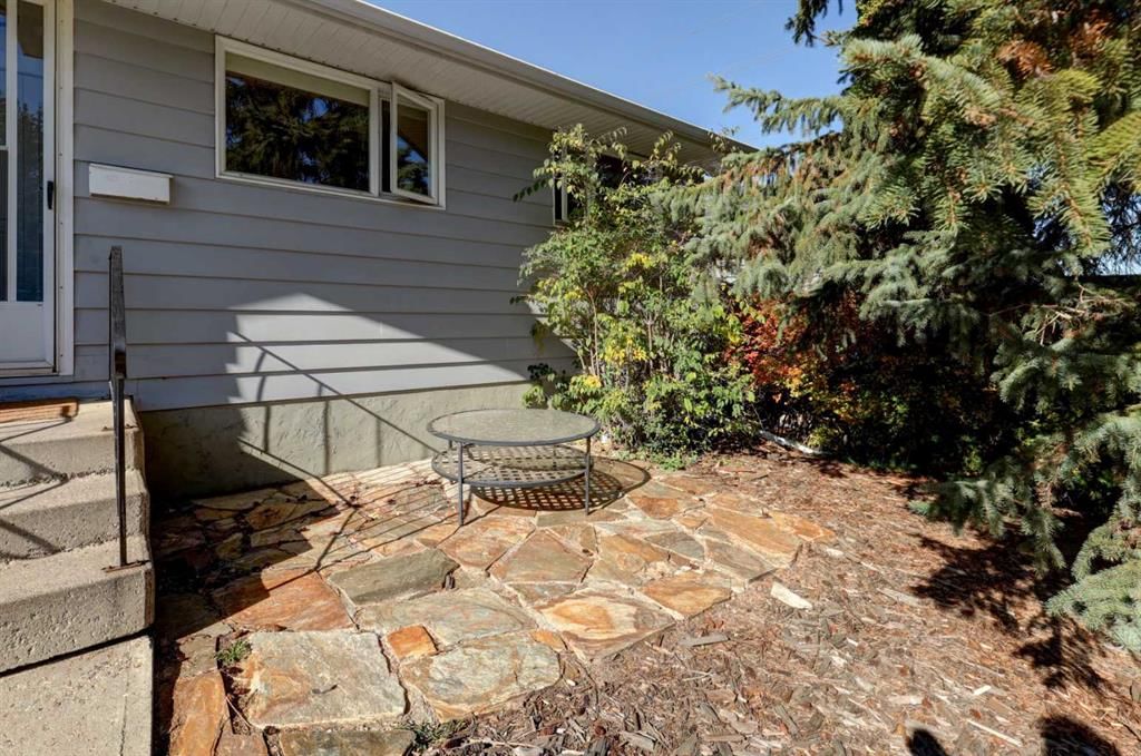 4827 Montana Drive NW, Calgary — photo 3 of 32