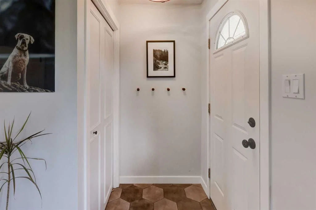 4827 Montana Drive NW, Calgary — photo 4 of 32