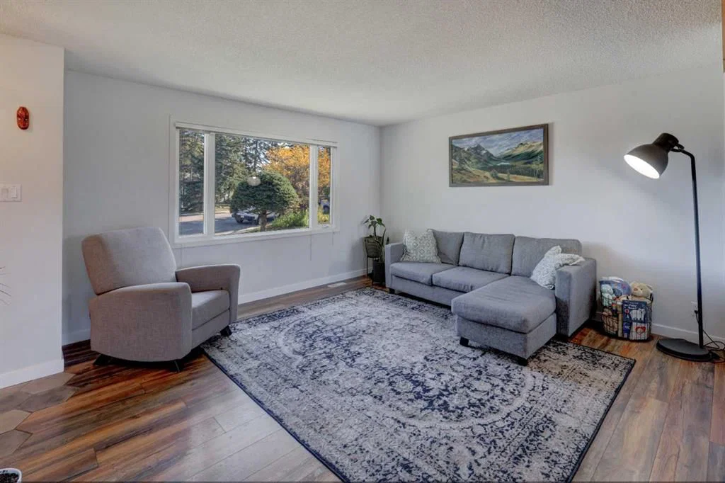 4827 Montana Drive NW, Calgary — photo 5 of 32