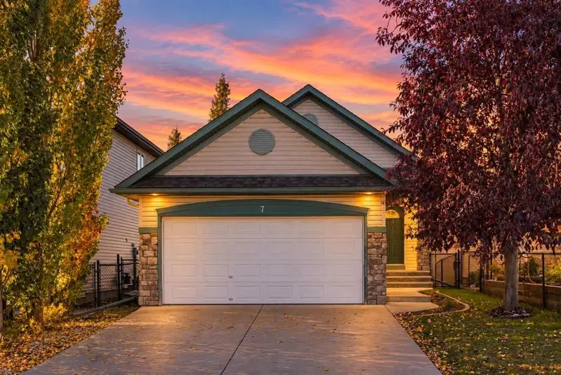 7 Royal Birch Green NW, Calgary — main listing photo