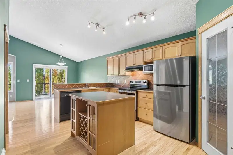 7 Royal Birch Green NW, Calgary — photo 3 of 31