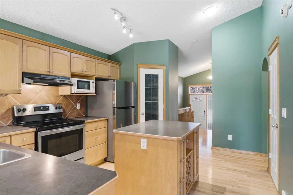 7 Royal Birch Green NW, Calgary — photo 4 of 31