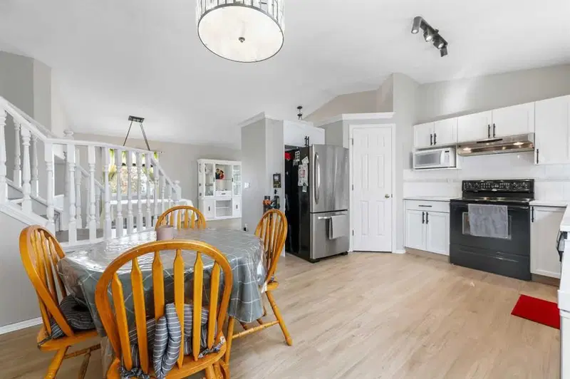 34 Applestone Park SE, Calgary — photo 5 of 25