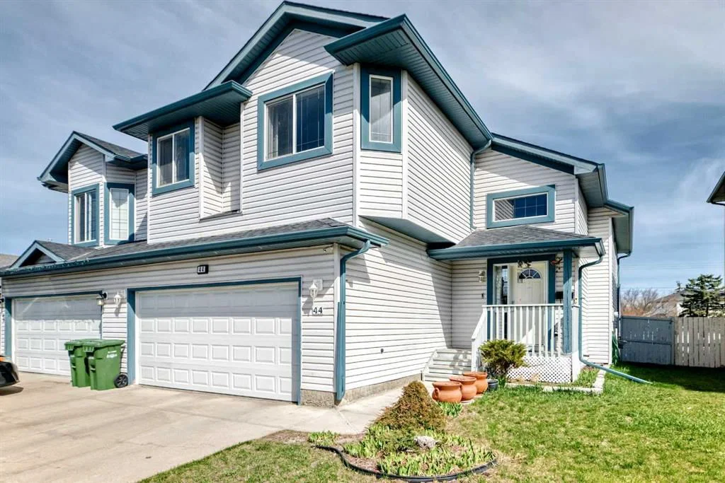44 Canoe Square SW, Airdrie — photo 2 of 40