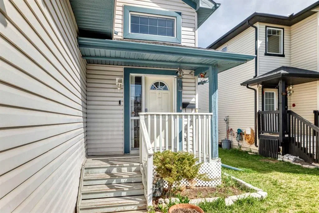 44 Canoe Square SW, Airdrie — photo 3 of 40