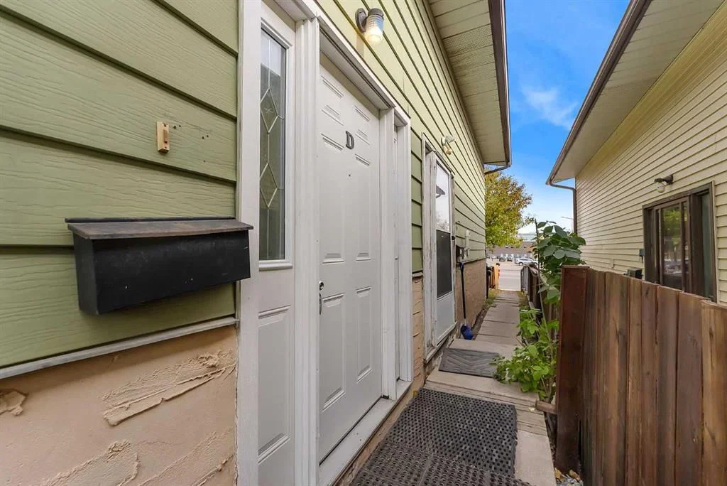 D, 903 44 Street SE, Calgary — photo 4 of 22