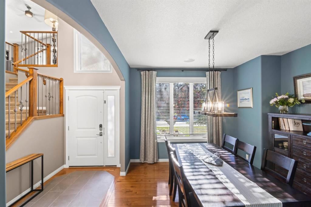 1621 Strathcona Drive SW, Calgary — photo 4 of 32