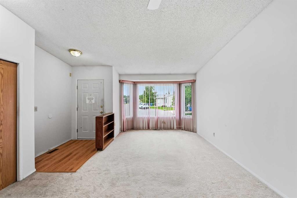 60 Rundlelawn Green NE, Calgary — photo 3 of 33