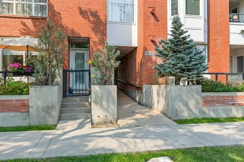 405, 880 Centre Avenue NE, Calgary — photo 3 of 40