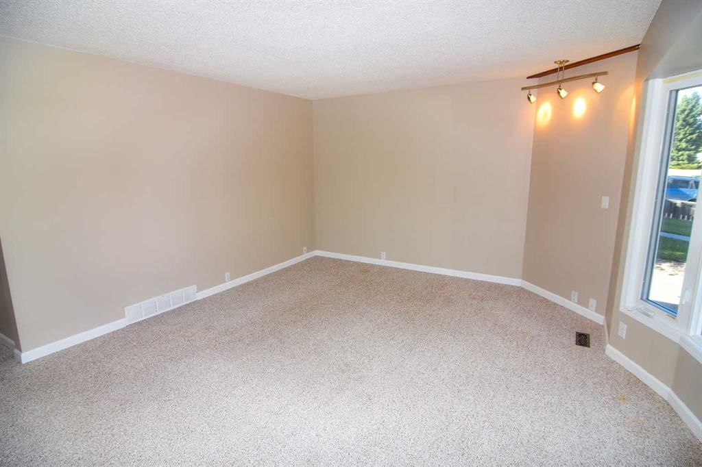 248 Bracewood Road SW, Calgary — photo 4 of 40