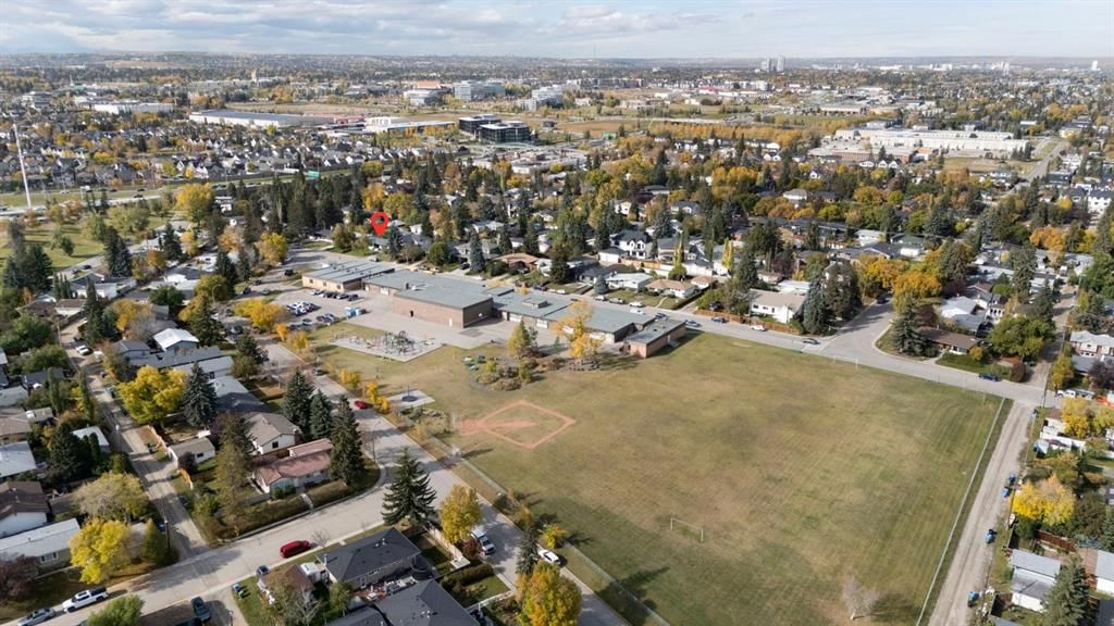 2320 58 Avenue SW, Calgary — photo 4 of 49
