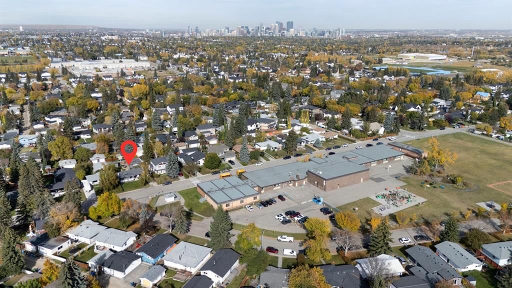 2320 58 Avenue SW, Calgary — photo 5 of 49