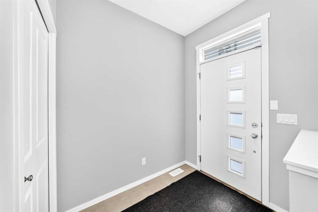 154 Livingston Avenue NE, Calgary — photo 3 of 34