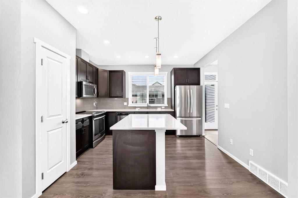 154 Livingston Avenue NE, Calgary — photo 4 of 34