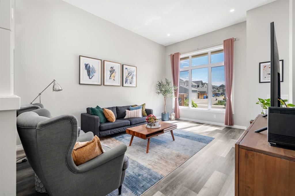 374 Magnolia Square SE, Calgary — photo 3 of 34