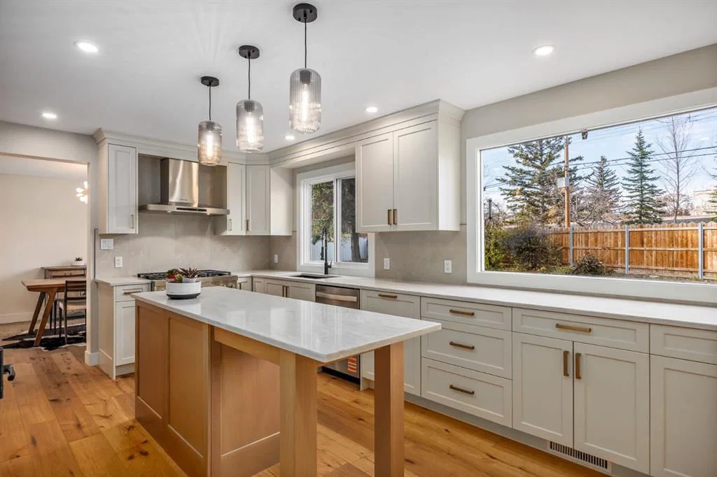 7007 Kenosee Place SW, Calgary — photo 5 of 48