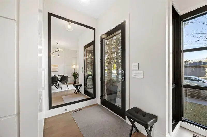 1945B 25 Avenue SW, Calgary — photo 4 of 50