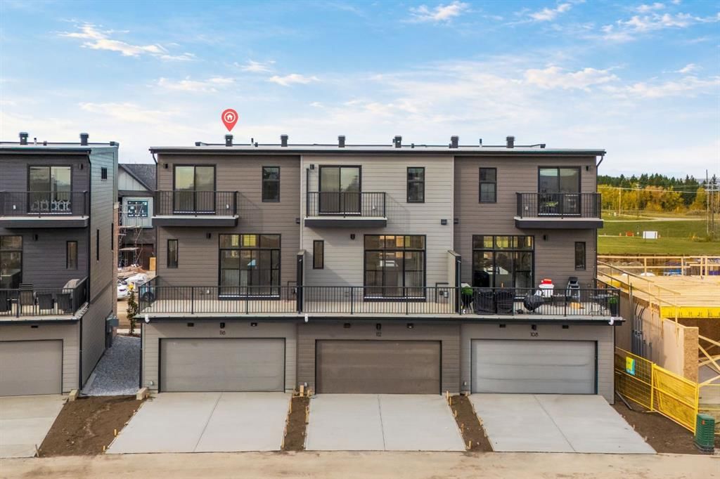 116 Greenwich Drive NW, Calgary — photo 3 of 50