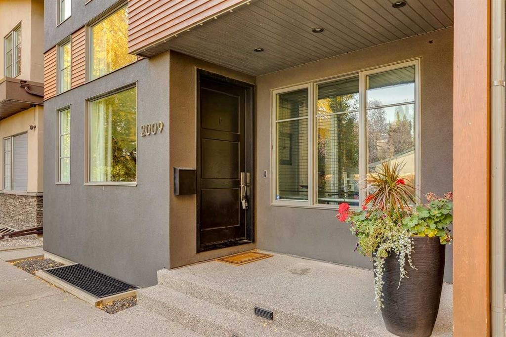 2009 40 Avenue SW, Calgary — photo 3 of 49