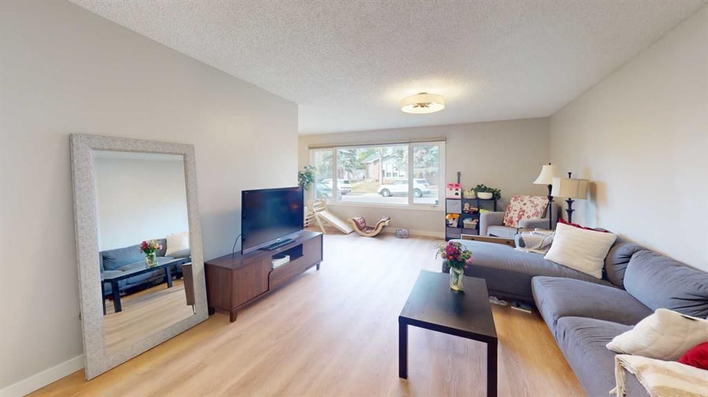 49 Sunhurst Crescent SE, Calgary — photo 4 of 37