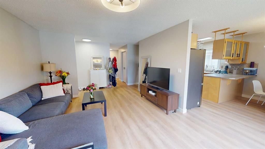 49 Sunhurst Crescent SE, Calgary — photo 5 of 37