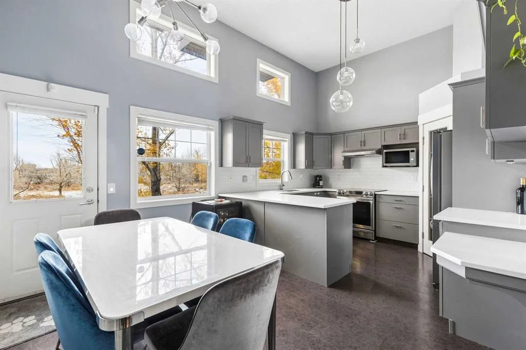 29 Inglewood Grove SE, Calgary — photo 2 of 41