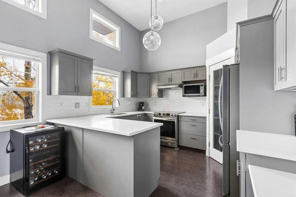 29 Inglewood Grove SE, Calgary — photo 3 of 41