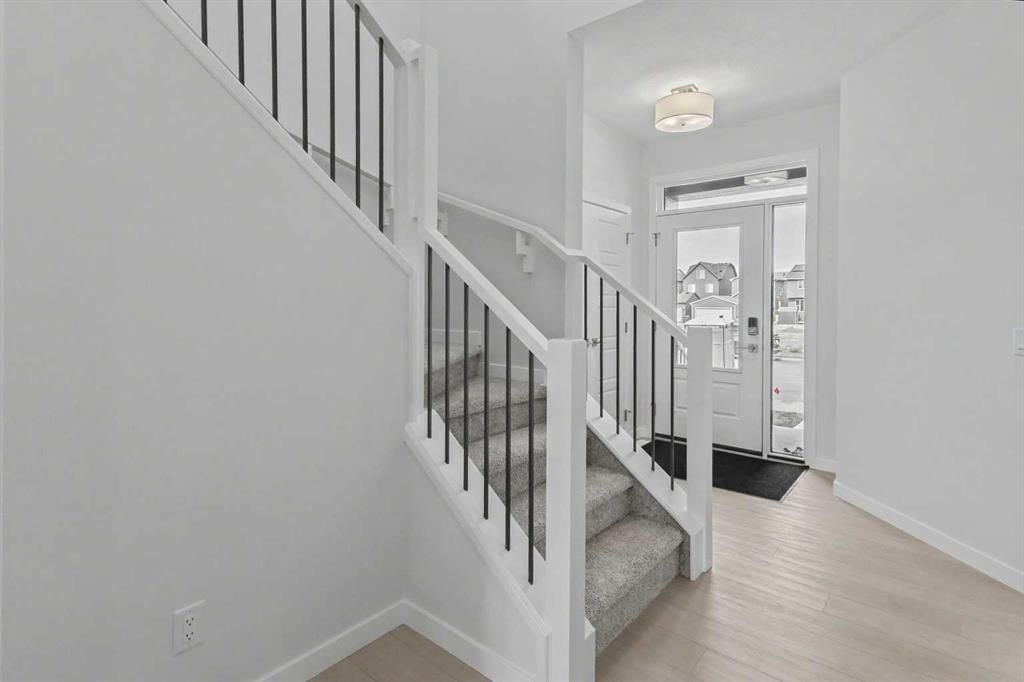 1545 Chinook Gate Drive SW, Airdrie — photo 2 of 35