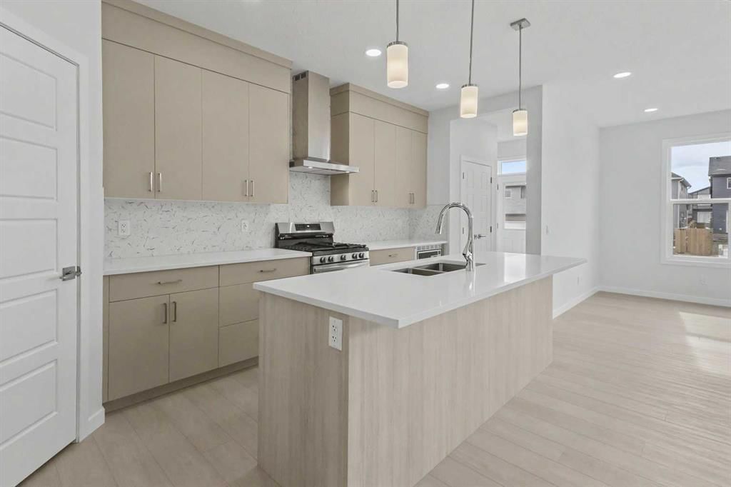 1545 Chinook Gate Drive SW, Airdrie — photo 3 of 35