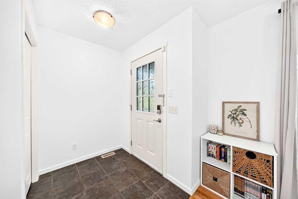139 89 Street SW, Calgary — photo 4 of 49