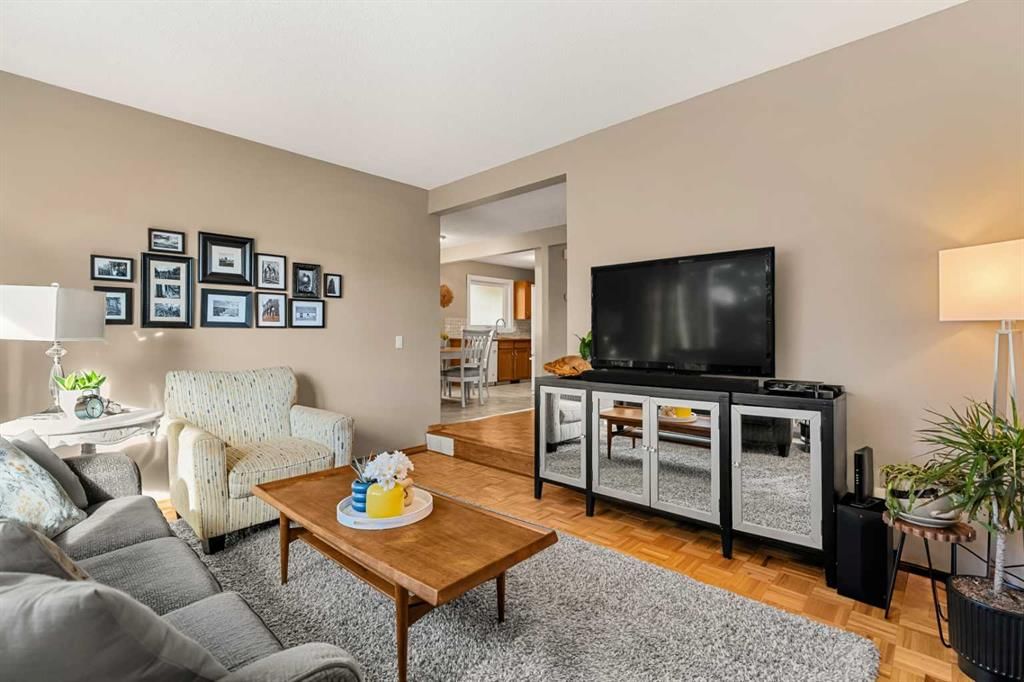 54 Deerview Terrace SE, Calgary — photo 5 of 50