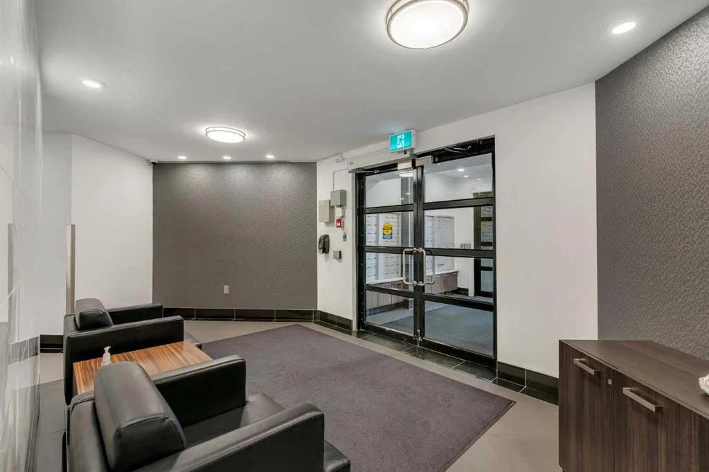 215, 10 Sierra Morena Mews SW, Calgary — photo 4 of 50