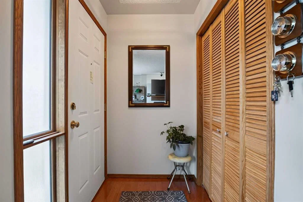 302 Mt Mckenzie Gardens SE, Calgary — photo 4 of 50