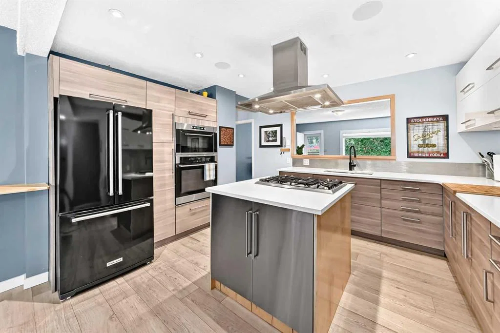 8512 33 Avenue NW, Calgary — photo 2 of 44