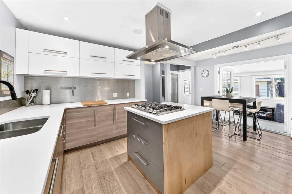8512 33 Avenue NW, Calgary — photo 3 of 44