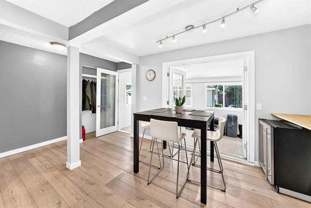 8512 33 Avenue NW, Calgary — photo 4 of 44
