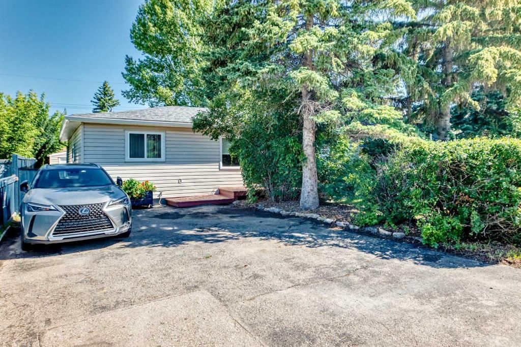 8512 33 Avenue NW, Calgary — photo 5 of 44