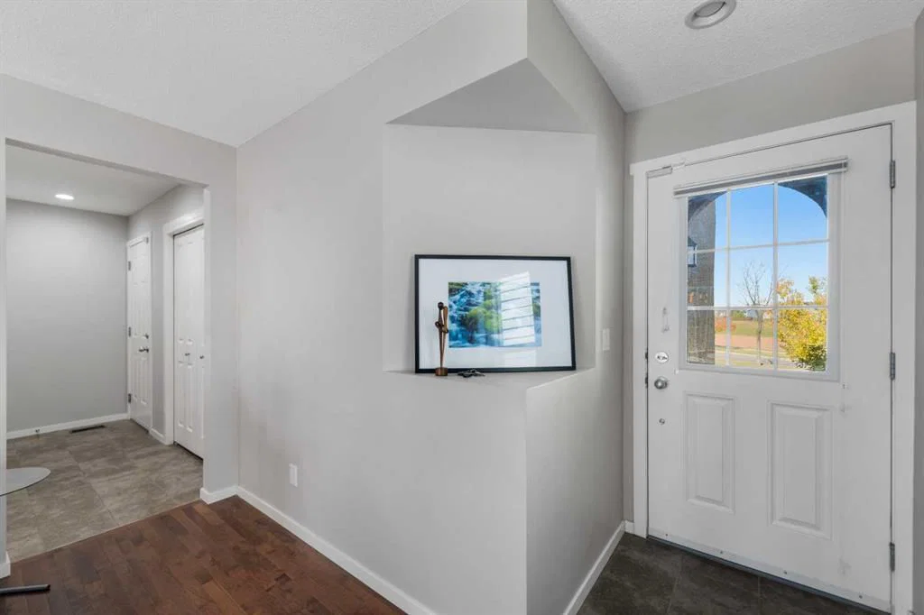 208 Sage Valley Drive NW, Calgary — photo 4 of 36