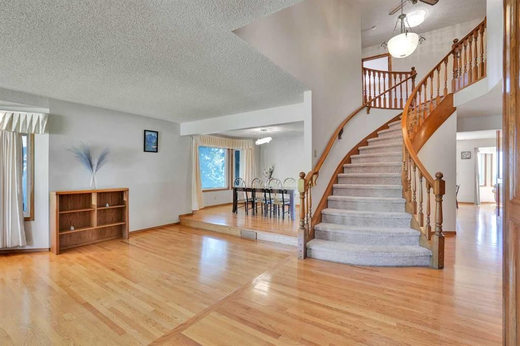 88 Edelweiss Drive NW, Calgary — photo 2 of 42