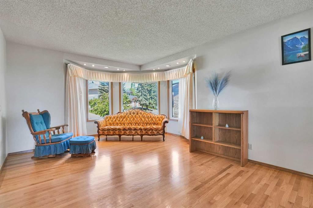 88 Edelweiss Drive NW, Calgary — photo 3 of 42