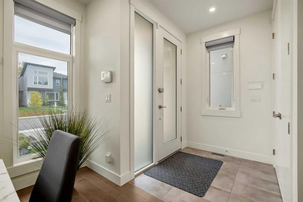 228 33 Avenue NE, Calgary — photo 4 of 50