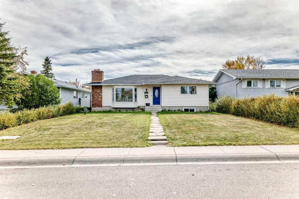5447 RUNDLEVIEW Road NE, Calgary — photo 3 of 42