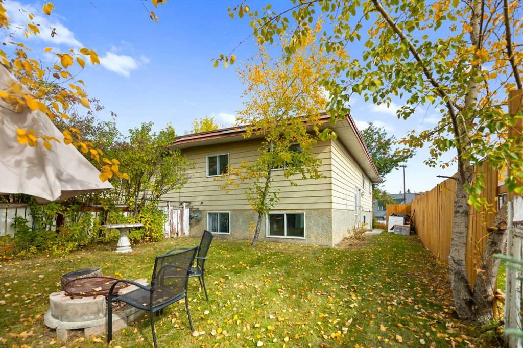 221 Theodore Place NW, Calgary — photo 3 of 37